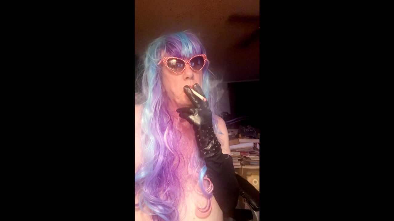 MATURE CD TS SMOKING VS120s IN HER BATHROOM