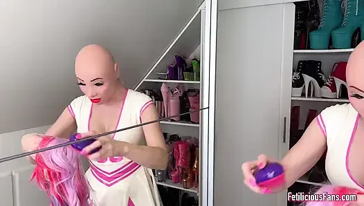 Yeni kadın maskeyi deniyor