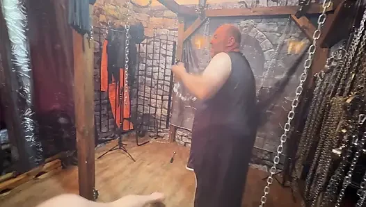 Teil 3:- Zars erste session im kerker mit Lanista Bear inklusive abspritzen!
