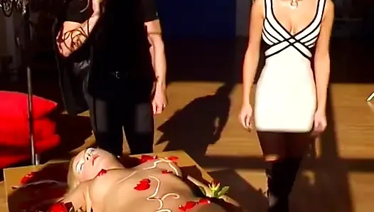 Schwanz füllt die rasierte fotze bei dieser sexy blondine
