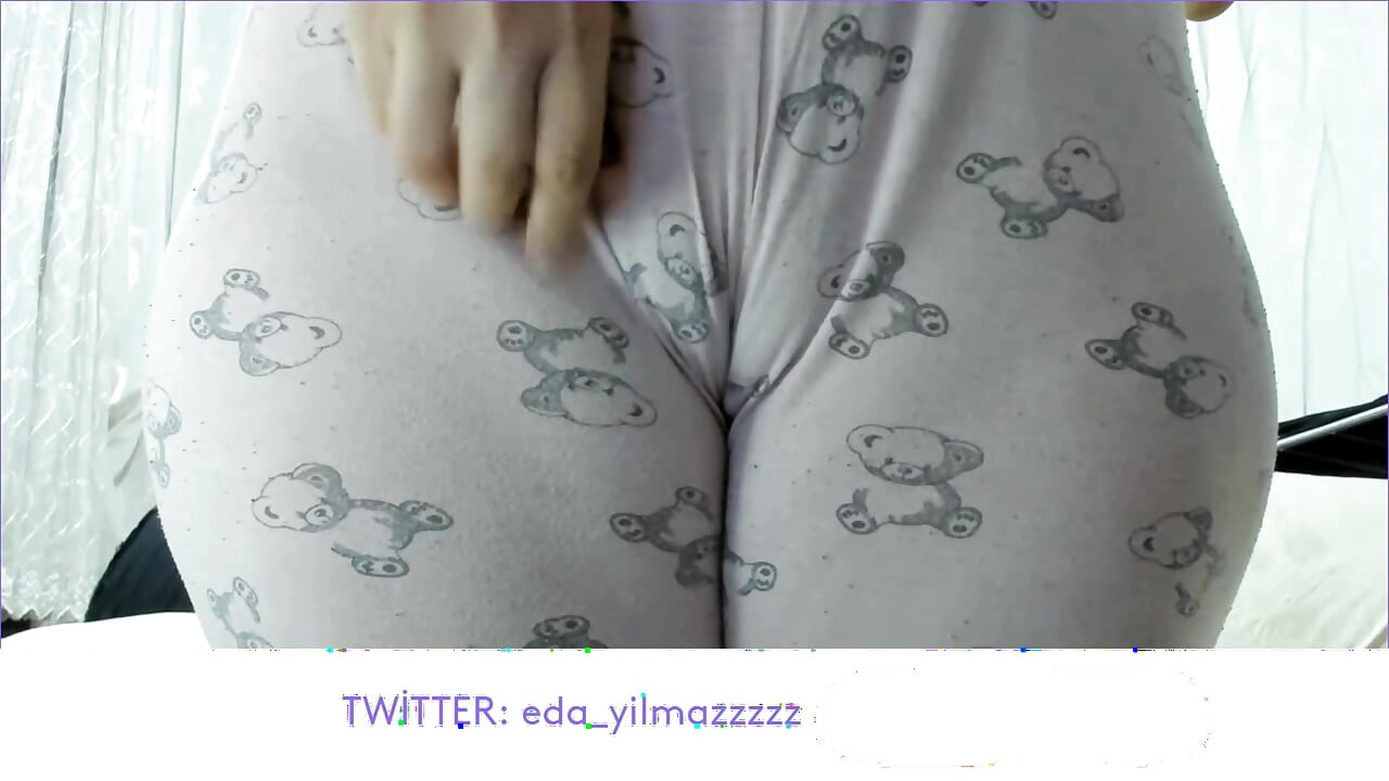 CAMELTOE- MASTURBATE WITH PAJAMAS- RUBBING PUSSY WITH PAJAMAS