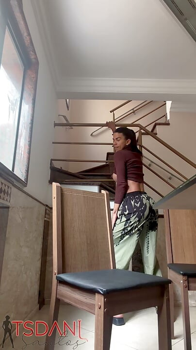 Daniela santos si wanita trans dengan kontol besar lagi asik pamer tubuh bahenolnya di rumah