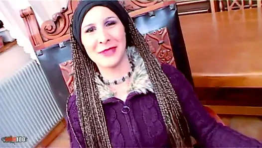 Katia: genç Fransız fahişe büyük bir yarak emiyor ve emiyor