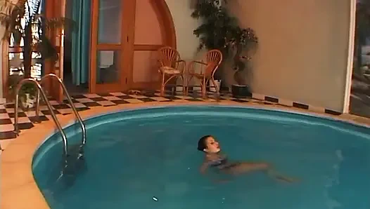 Ngentot wanita imut di sebelah kolam renang