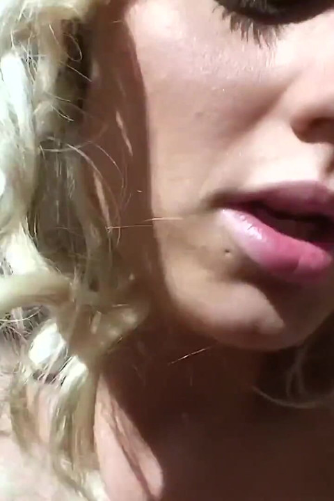 روی صورت این بلوند سکسی خیلی حشری که بعد از اینکه در موقعیت های مختلف کیرش را گرفتم، گرسنه کیر هستم