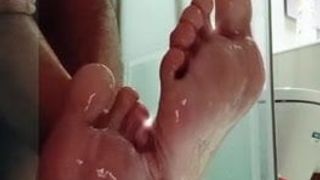 Melk mannelijke voeten