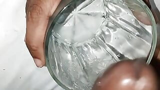 Desi devojka jebena jako od strane njenog dečka i pije spermu u čaši