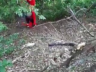 Dama w czerwonym płaszczu w lesie