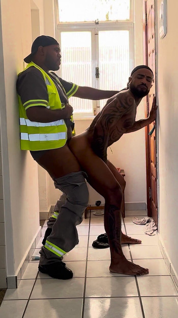 Техник пришел починить домофон... и в конце концов занимается сексом со мной в середине работы