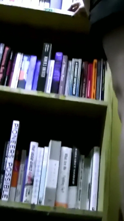 Varita Mágica Sostenida En Su Clítoris Por El Librería - La Novia Con Gafas Y Medias No Puede Sentarse Quieta