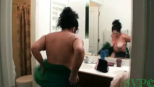 Nenek merangkak aku lagi nonton dia lagi pamer tubuh aduhainya