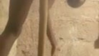 Mulher africana se masturba com um cabo de vassoura.