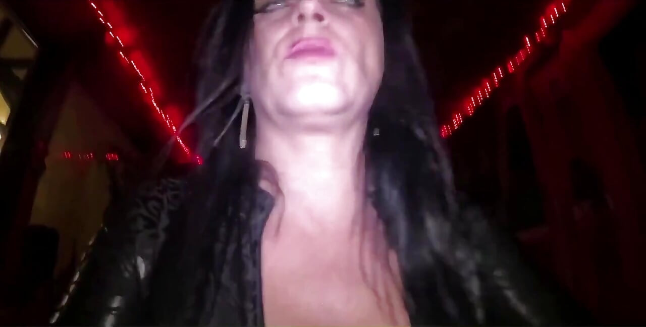 Obedecer a mis tetas vampire gooning instrucciones de paja con cuero y garras espumosas