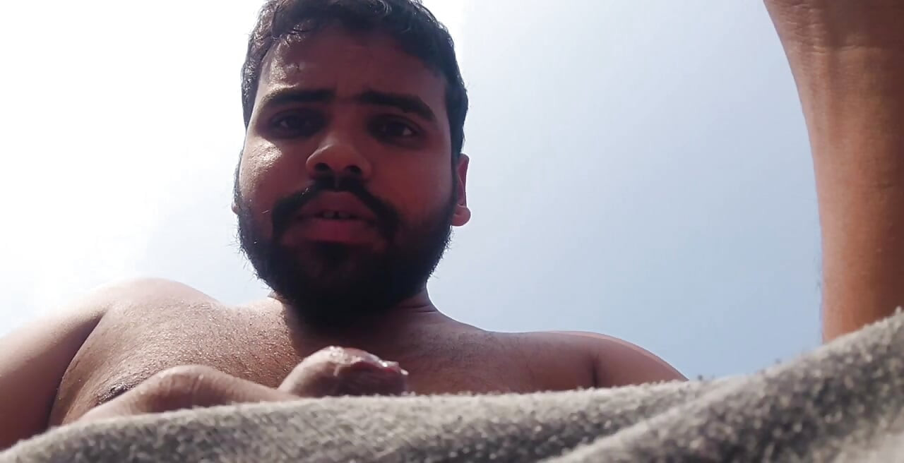 Guardo un fottuto video piccante con piena sensazione di divertimento sulla terrazza