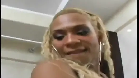 Blonde frau und mann in der toilette gefickt