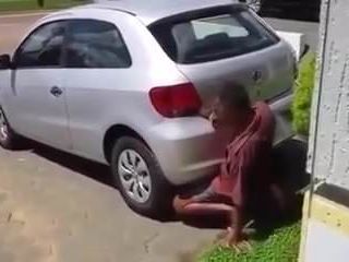 Homem negro fode carro. (1)