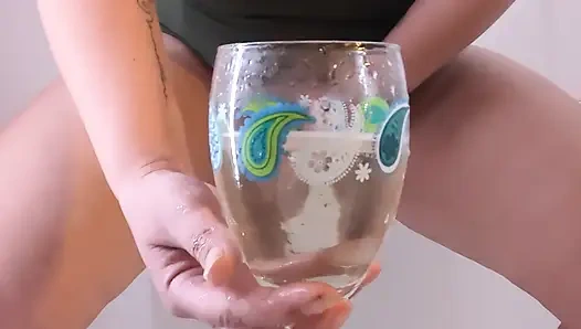 Verzweifelte pisse in einem weinglas