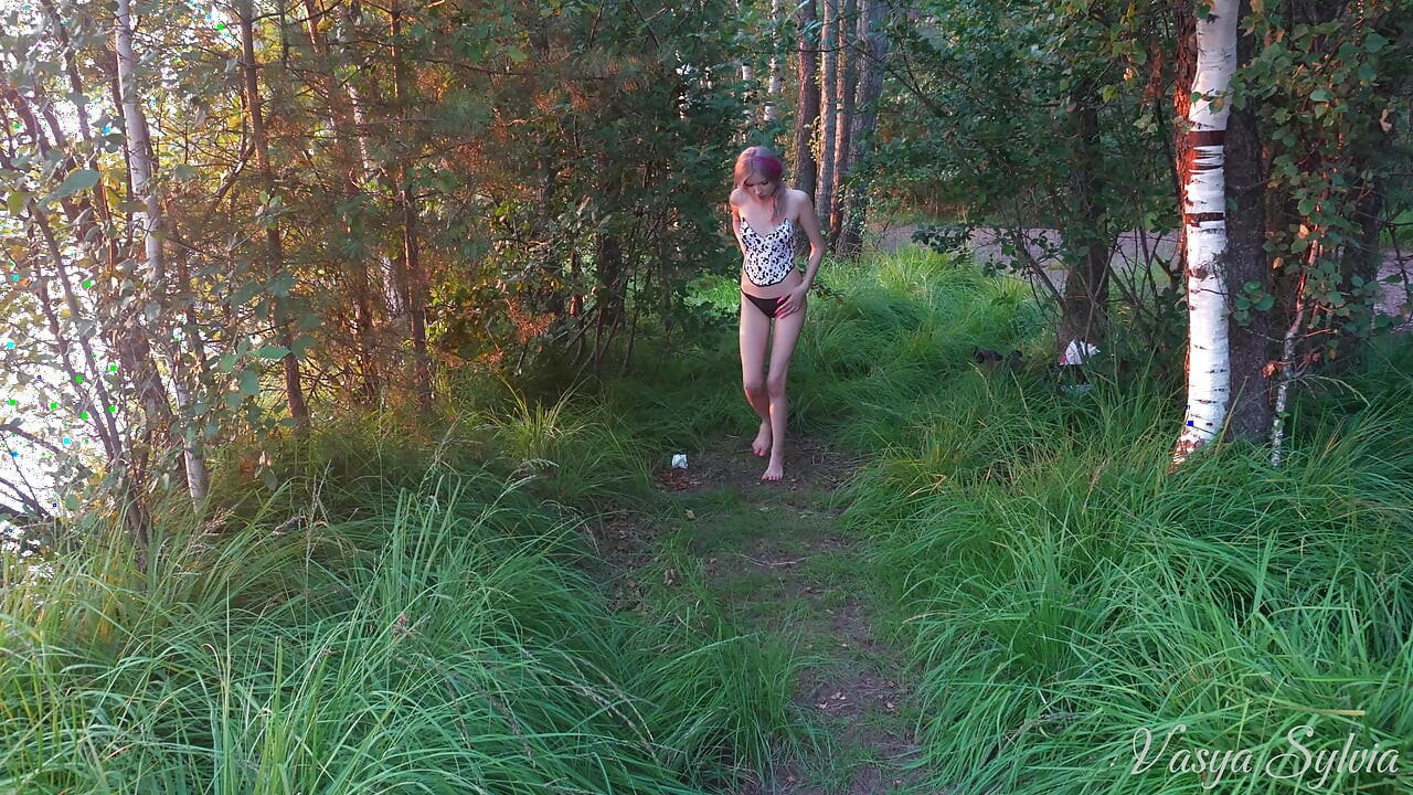 Pissen in der Natur! - Saftige blondine!
