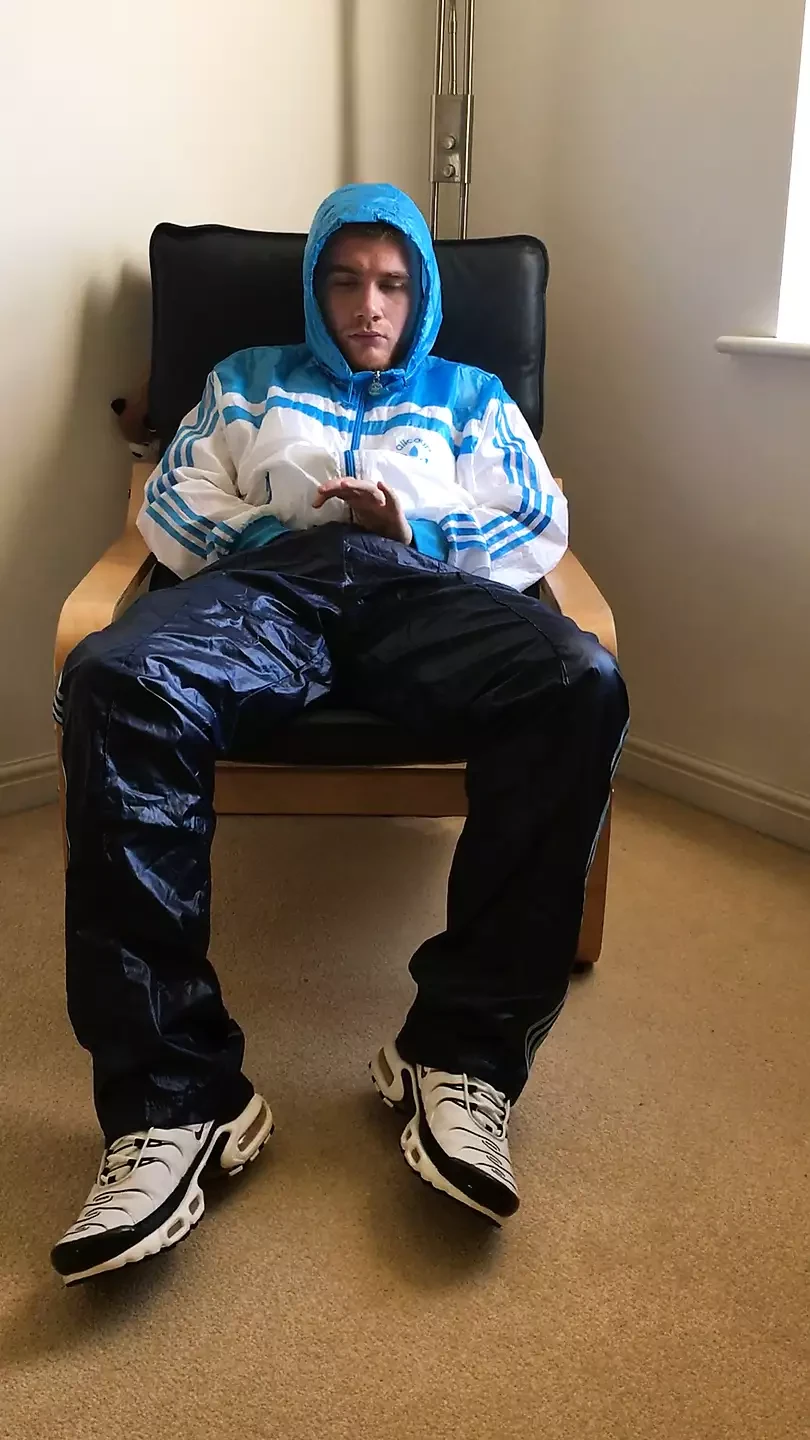 Adidas cal surfuje sa velikim cumshotom