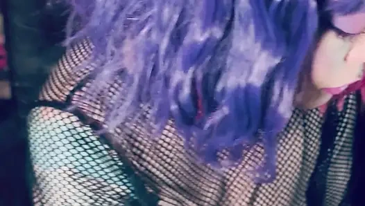 Eine hübsche in rosa prinzessin Tina Snua, chain raucht 2 Zigaretten mit match Light ups - rauchende raucher