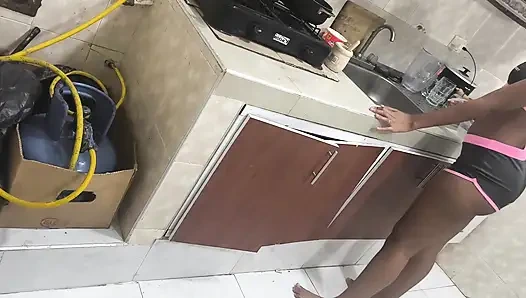 Соседка с большой задницей приходит в мой дом и делает мне вкусный завтрак