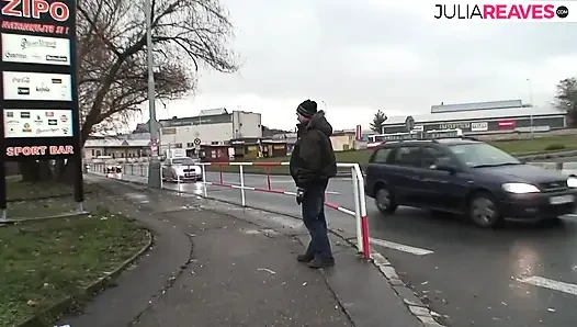 Возбужденная крошка получает сперму изо всех сисьок после жесткого траха по дорожке