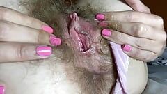 Gros plan, un clito à la chatte poilue se caresse un gros orgasme, trou du cul poilu