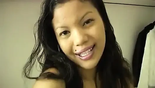 Geisha, ein schönes asiatisches Mestizo, chillen im Hotel nach ihrem Tag des Filmens