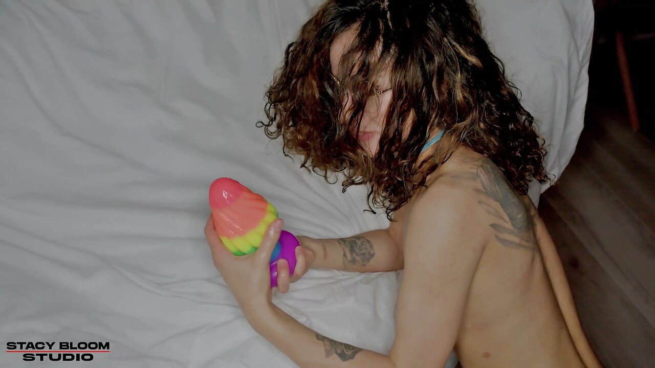 Stacy Bloom σόλο με μεγάλο Buttplug & Squirt
