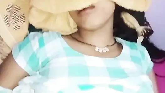 Sevimli Hintli desi yenge net Hintçe ses kaydıyla üvey kız kardeşinin önünde derver ve sert sikişiyor