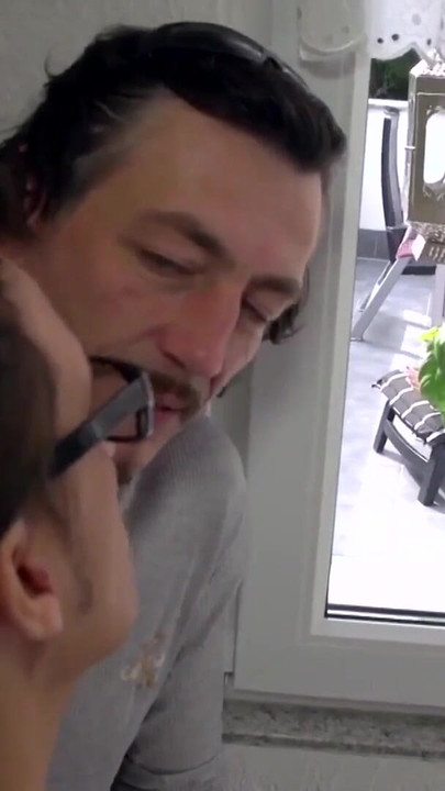 Emotional moment from "Dreier mit meinem besten Freund und seiner Frau"