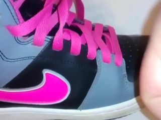 Сперма на розово-сером-черном спинке Nike II