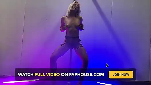 Muskelgöttin: ein krafthaus entfesselt