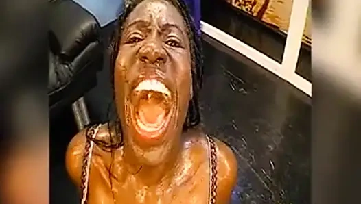 Ağzına Sert Sidik Ve Yutma - Pis Alman Sürtük Doğrudan Kaynaktan Ateşli Sidik Içiyor