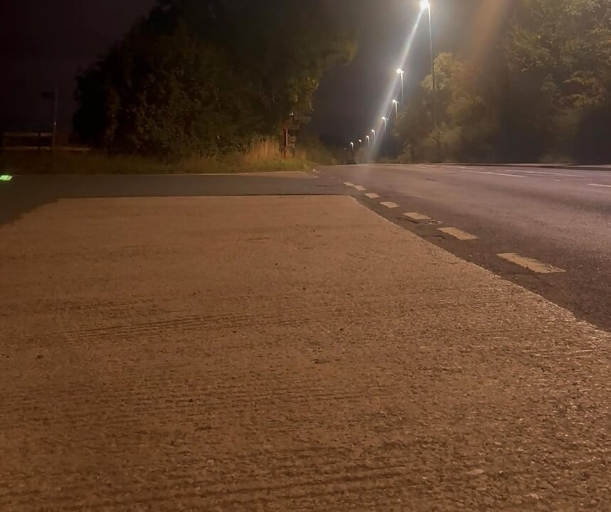 Gola s automobilima koji prolaze