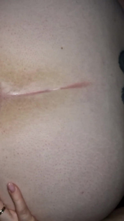 Moment emblématique de « Sexe avec ma demi-sœur excitée - doigtage de chatte, levrette, sperme sur le ventre »