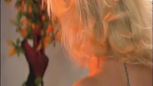 Cewek nakal rambut pirang lagi asik nyepong dan ngentot kontol besar sambil pakai lingerie seksi