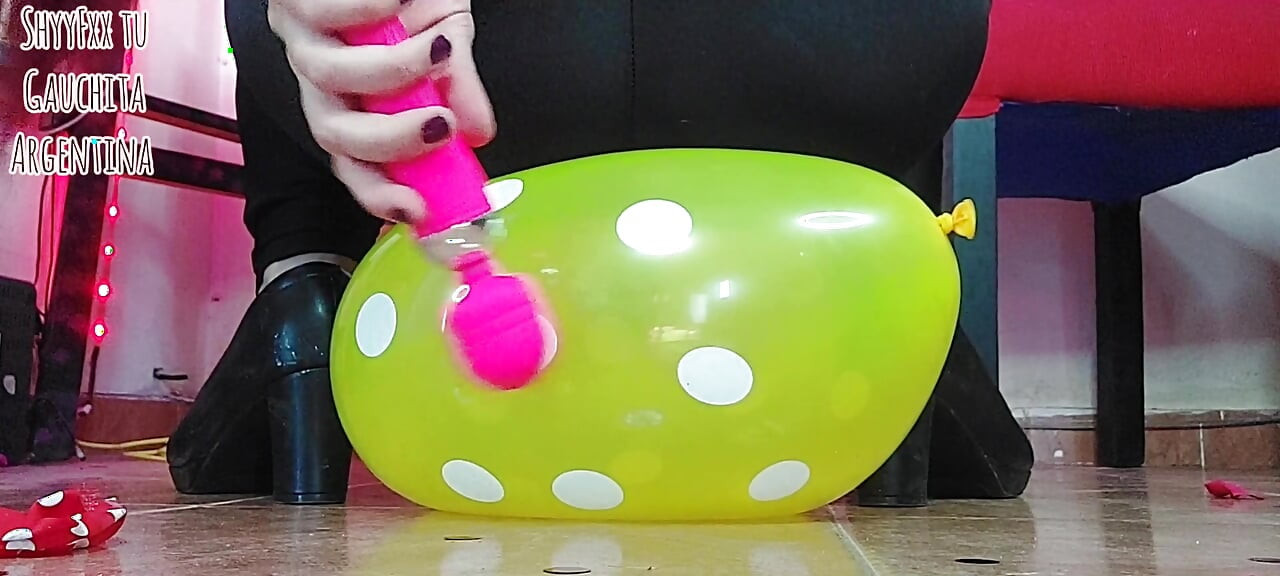 ShyyFxx gnir og spretter ballonger med rumpa!