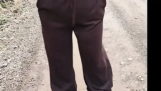 Ibu tiri dengan kaos transparan pamer di depan umum.