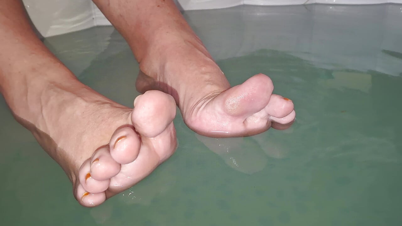 Вона дражнить мене босими ногами під час бризок у гарячій ванні