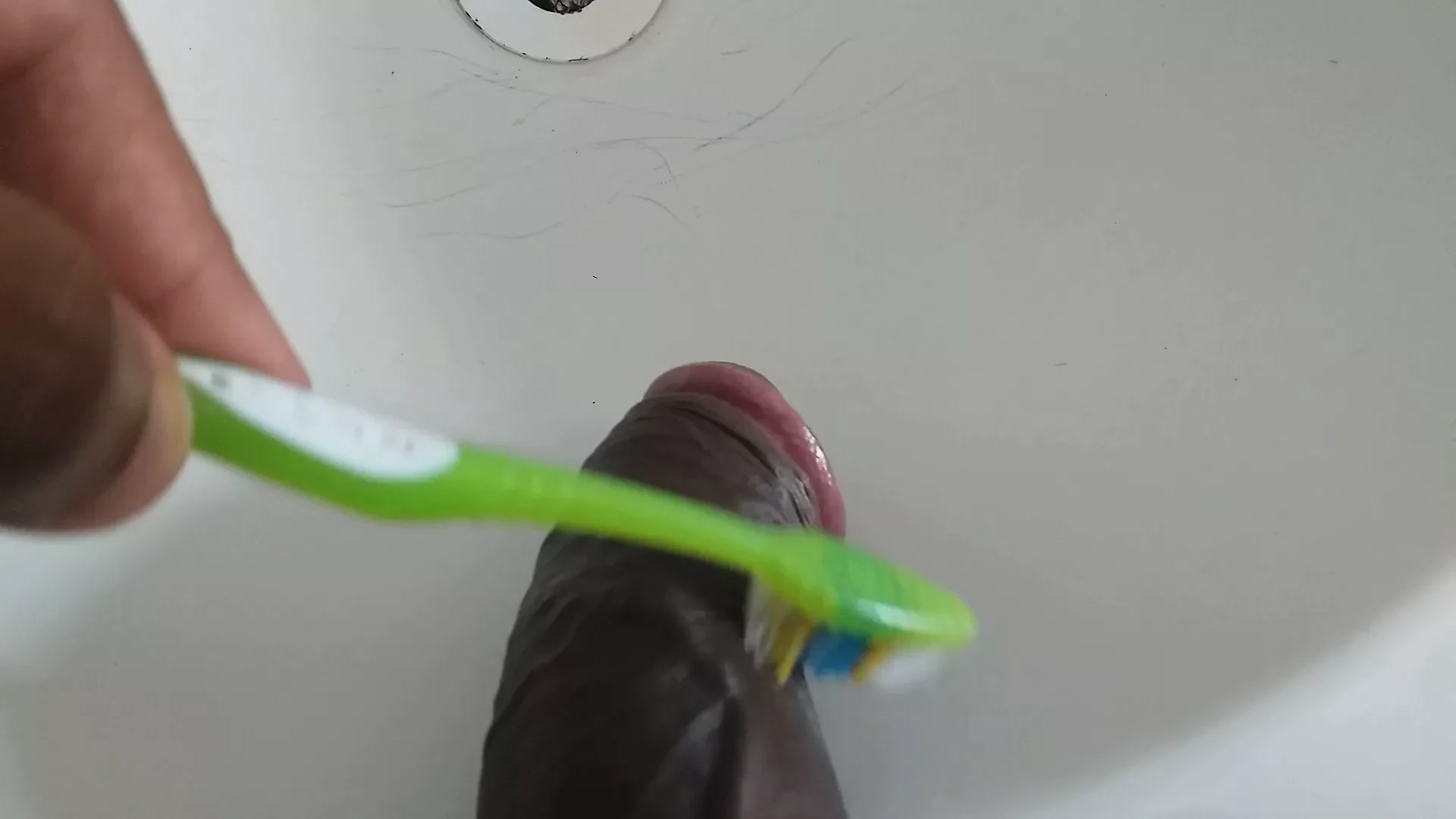 Ho lavato il mio cazzo nel lavandino di casa do corno