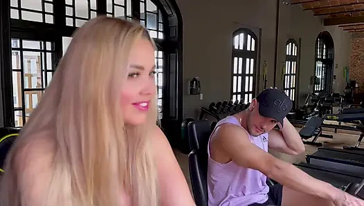 Blondes fitnessstudio-schätzchen hat einen riesigen arsch und riesige titten - Marian franco