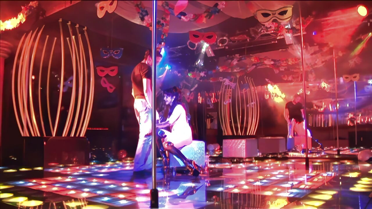 Double Penetratrion on the Club Stage for This Italian Slut