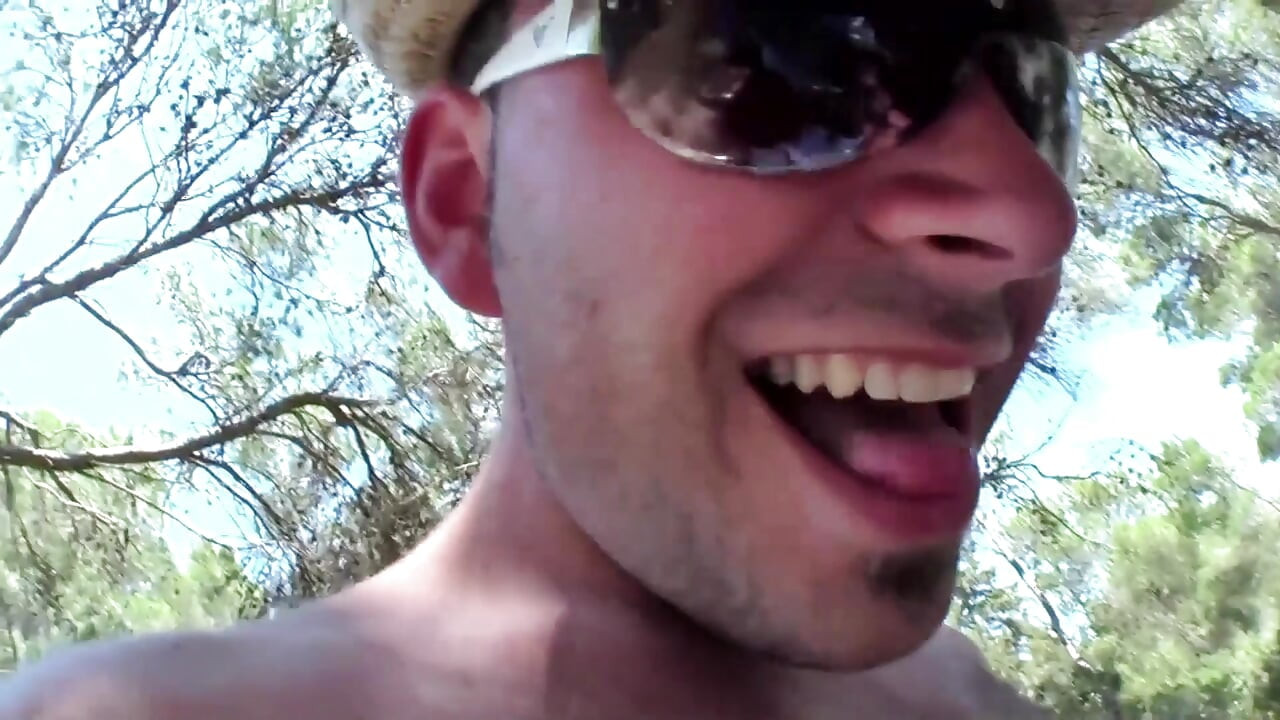 Боядисана коса Млада мацка е взета от плажа за чукане в гората