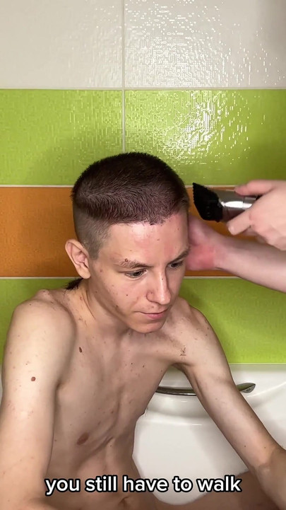 亚历克斯在浴缸里割掉 evgeny 裸体头发！