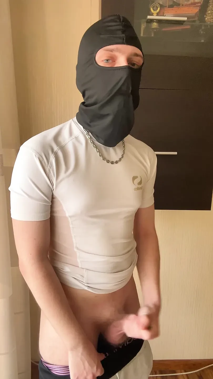 Un armăsar mascat excitat își masturbează pula după sală, este atât de excitat încât ge se scutură