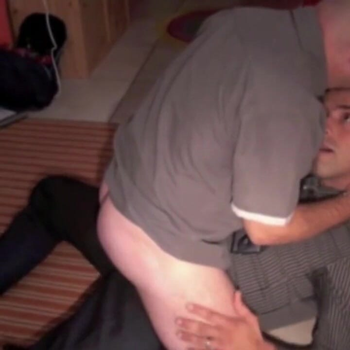 两个商人穿着西装面对工作并打电话