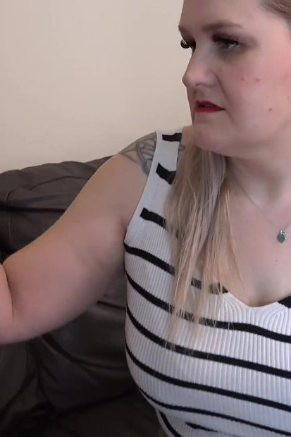 Vollbusige bBW-MILF becky fickt den schuldner