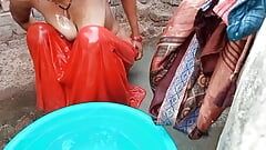 Горячая Rati купается на улице - местный секс
