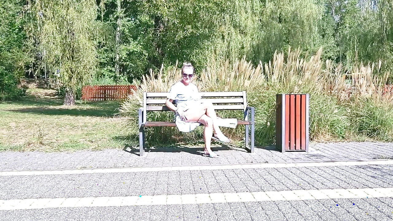 Bersantai di Bangku (melancap bijaksana)